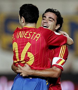 Xavi e Iniesta, autor y precusor del primer gol espaol. (Foto: EFE)