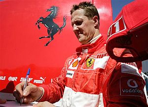 Schumacher firma autgrafos en Jerez. (Foto: AP)