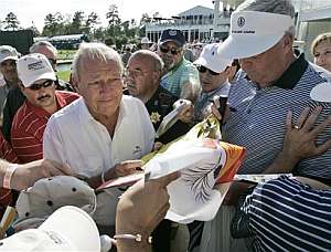 Arnold Palmer firma autgrafos despus de jugar su ltimo torneo. (Foto: AP)