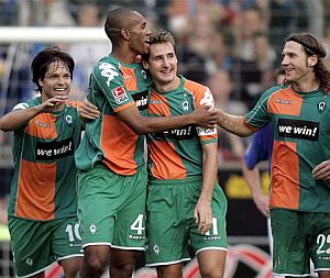 Los jugadores del Bremen se felicitan tras unos de sus goles. (Foto: AP)