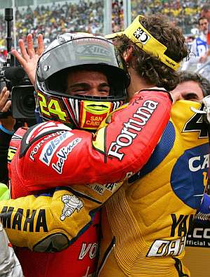 Elas y Rossi se felicitan por sus xitos en el GP de Portugal. (Foto: AFP)