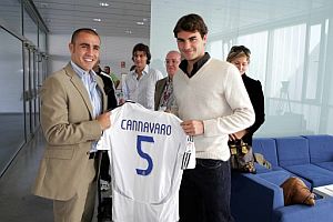 Fabio Cannavaro regal su camiseta a Roger Federer. (Foto: EFE)