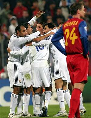 Los jugadores del Madrid celebran el tanto de Ral. (Foto: AP)