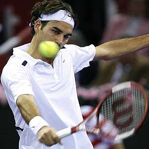 Roger Federer devuelve una pelota a Soderling. (Foto: EFE)