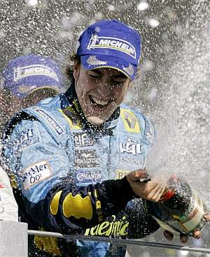 Alonso celebra su segundo ttulo en el podio de Interlagos. (Foto: AFP)
