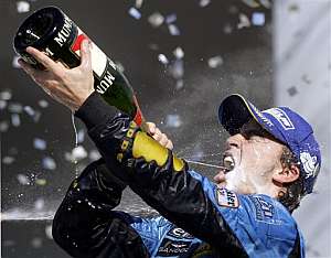Alonso bebe champn en el podio de Interlagos. (Foto: AP)