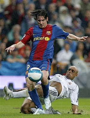 Messi sufre una dura entrada de Roberto Carlos. (Foto: AP)