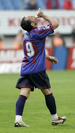 Nino gesticula en su dedicatoria tras marcar el gol del partido. (Foto: EFE)