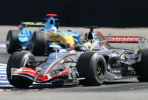 De la Rosa conduce un McLaren seguido por el Renault de Alonso. (Foto: AFP)