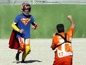 Bautista se disfraz de SuperBati. (Foto: EFE)