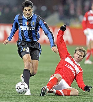 Un jugador del Inter (i) disputa un baln con otro del Spartak. (Foto: EFE)