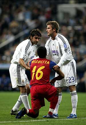 Raúl y Beckham levantan a Nicolita tras su tanto en propia puerta. (Foto: AFP)