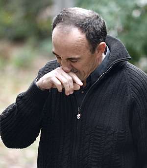 Juan Manuel Fernndez Ochoa llora por la muerte de su hermano. (Foto: EFE)