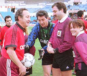Paquito bromea con el ex rbitro Bueno Grimal y el ex futbolista Urruti durante un partido a beneficio de los damnificados del camping Las Nieves, de Biescas. (Foto: EFE)