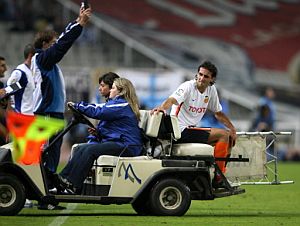 Emiliano Moretti es retirado en camilla en Montjuic. (Foto: AFP)