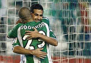 Odonkor se abraza con Fernando en un gol del Betis. (Foto: EFE)