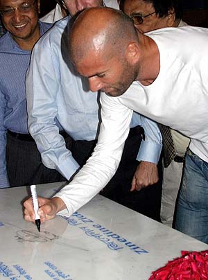 Zidane, en un acto en Bangladesh. (Foto: REUTERS)