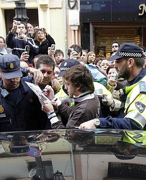 Alonso firma autgrafos en Oviedo. (Foto: EFE)