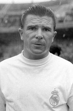 Puskas, en una imagen tomada el 1 de enero de 1966, a los 39 aos, con la camiseta del Madrid. (Foto: EFE)
