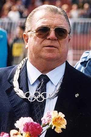 Puskas, al recibir la Orden Olímpica en 1997. (Foto:AP)
