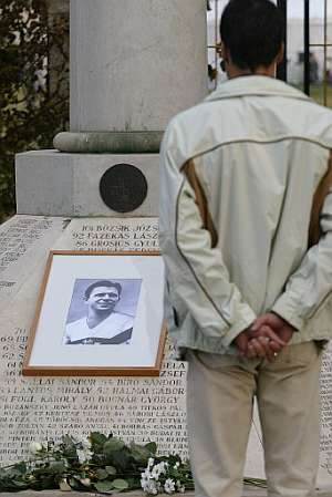 Un aficionado ante el monumento a Puskas en Budapest. (Foto: AFP)