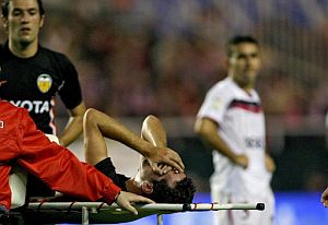 Edu es retirado del terreno de juego tras su lesin. (Foto: AFP)
