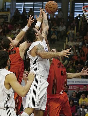 Varda, del Madrid, salta con Tom Wideman y Jorge Garca en la lucha por un rebote. (Foto: EFE)