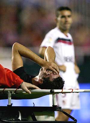 El brasileo Edu se retira lesionado del Snchez Pizjun. (Foto: AFP)