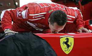 Schumacher besa a su Ferrari. (Foto: AFP)