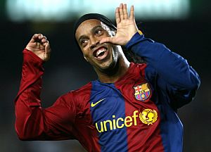 Ronaldinho celebra su gol nmero 50 en la Liga. (Foto: AP)