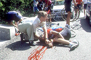 Fabio Casartelli perdi la vida tras chocar con una 'mojn' de piedra durante el descenso del Aspet, en el Tour de 1995. (Foto: Reuters)