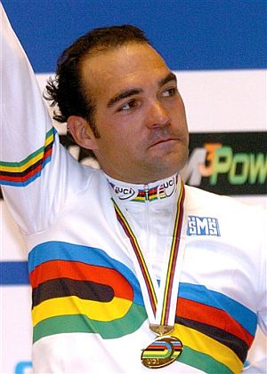 Isaac Glvez, en el podio de los Mundiales de Burdeos 2006 tras ganar el oro en la prueba de madison. (Foto: AFP)