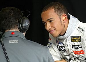 Hamilton dialoga con un mecnico de McLaren. (Foto: AFP)