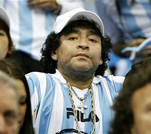 Maradona atiende a uno de los partidos en la final de la Copa Davis. (Foto: AP)