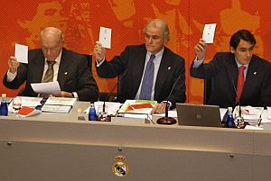 Di Stfano (i), Caldern (c) y el secretario Antonio Medina, durante una votacin. (Foto: EFE)