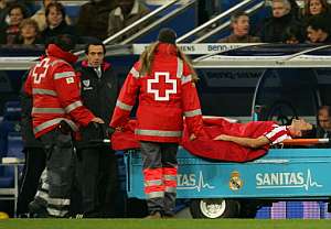 Pablo Orbaiz, retirado en camilla tras sufrir la lesin. (Foto: AFP)
