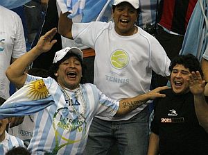 Maradona (i) apoya a Argentina desde la grada en la final de la Davis. (Foto: AP)