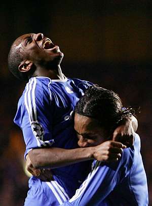 Wright-Phillips y Drogba celebran el gol del ingls. (Foto: AP)