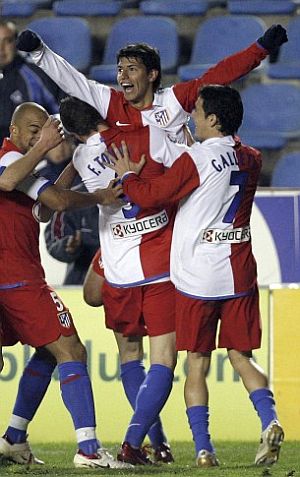 Agero recibe la felicitacin de sus compaeros tras su gol. (Foto: EFE)