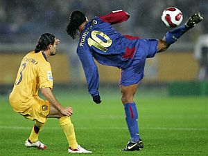 Ronaldinho intenta controlar de espuela ante Castro. (Foto: AFP)