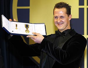 Schumacher muestra la medalla de oro recibida por parte de la FIA. (Foto: AP)