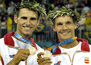 Herrera (i) Bosma posan con la medalla de plata lograda en los JJOO de Atenas. (Foto: EFE)