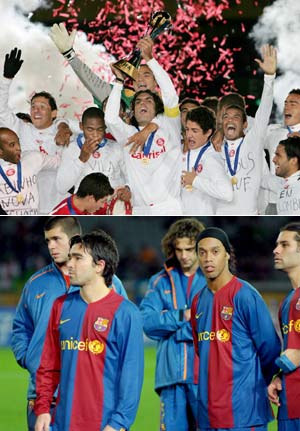Los jugadores del Internacional levantan el trofeo de campeones, mientras los del Barcelona esperan su turno para subir al podio. (Foto: AFP y EFE)