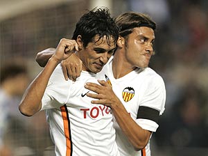 Tavano (d) celebra con Vicente un gol de ste ltimo. (Foto: AFP)