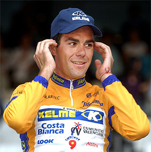 Aitor Gonzlez, desde lo ms alto del podio de la Vuelta 2002. (Foto: EFE)
