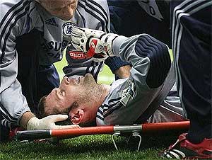 Cech, retirado en camilla con fractura de crneo. (Foto: AP)