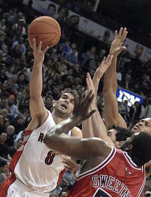 Caldern entra a canasta ante la defensa de Chicago Bulls. (Foto: AFP)