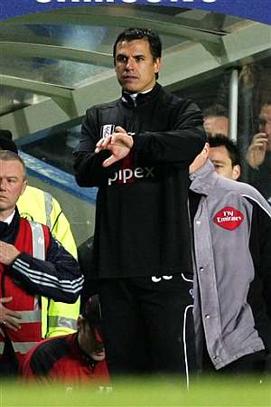 El tcnico del Fulham pide la hora en Stamford Bridge. (Foto: AP)