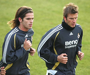 Gago (i) se ejercita junto a Beckham, en su primer entrenamiento con el Madrid. (Foto: MUNDO)