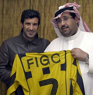 Luis Figo posa con el presidente del Al-Ittihad, Mansour al-Balwi.(Foto:AFP)